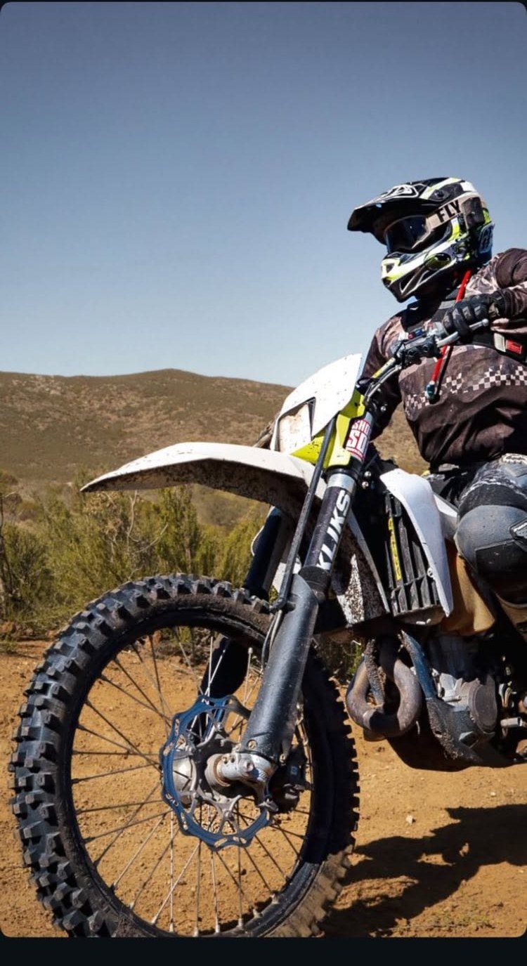 Horquilla KLIKS en una moto off-road