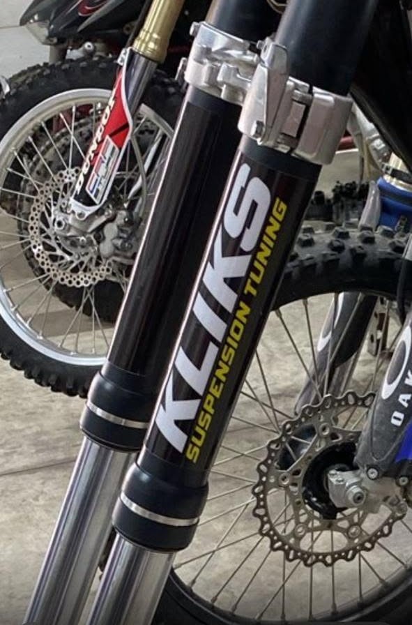 Horquilla con tuning KLIKS Suspension en una moto de cross
