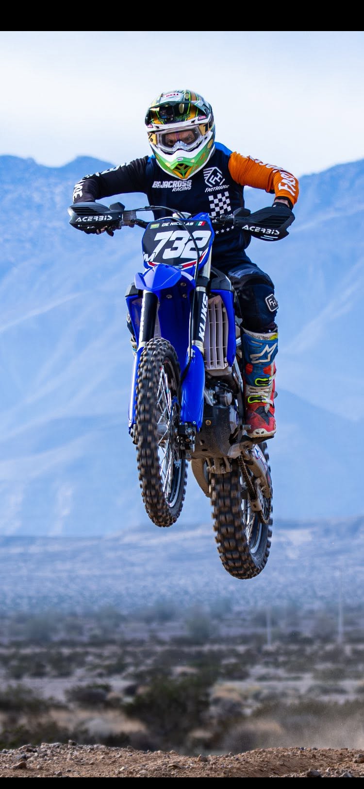 Piloto KLIKS #732 en un salto con su Yamaha lista para competir