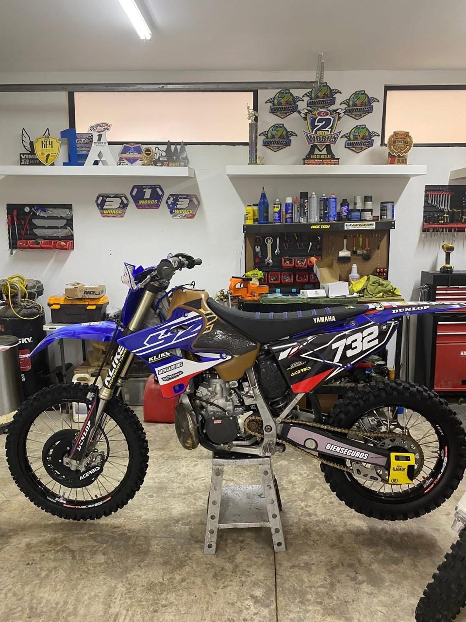 Moto de cross en el taller KLIKS para servicio de suspensión